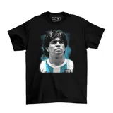 Remera negra de algodón con estampa frontal de Diego Armando Maradona vistiendo la camiseta de la selección argentina.