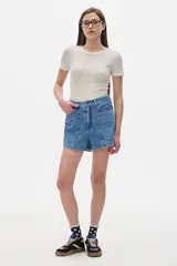 Short de denim negro de tiro medio, con costuras frontales verticales y diseño de cinco bolsillos.