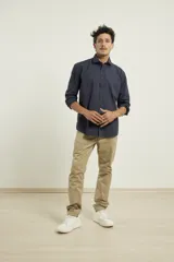 Camisa de vestir blanca, de corte clásico, con cuello italiano y mangas largas.