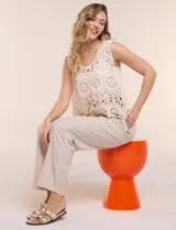 Pantalón de lino blanco, marca Dash, con pretina ancha elastizada, lazo de ajuste y bolsillos inclinados en el frente.