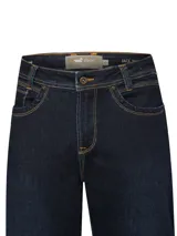 Jeans de mezclilla color azul oscuro con costuras en tono tabaco, tiro medio y corte de ajuste moderno.