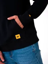 Buzo con capucha de color negro, confeccionado en tejido French Terry. Presenta un diseño gráfico estampado en la espalda con motivos de carreteras y detalles en amarillo y azul, junto con la frase 'WE BUILT THE STREETS'. Incluye bolsillo tipo canguro, puños y dobladillo acanalados.
