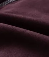 Campera bomber masculina de gamuza sintética color bordó, con cuello camisero, cierre frontal metálico, bolsillos laterales invisibles y rib elástico en puños y ruedo.