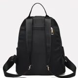 Mochila negra de ecocuero con diseño acolchado en forma de rombos y herrajes dorados.