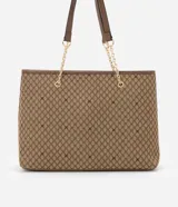 Bolsa shopper grande de marca Satinato, con estampa geométrica en tonos marrón y tostado. Cuenta con asas de hombro combinadas con tiras de cuero sintético y cadenas metálicas doradas. Incluye un parche frontal con el logo grabado.