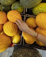 Anillo dorado con diseño irregular que simula un pétalo.