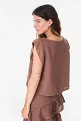 Blusa de lino color verde militar, con escote redondo amplio, mangas cortas estilo japonés y corte recto holgado.