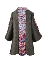 Abrigo de poliéster con estampado abstracto en tonos rosa, azul y negro en cuello, mangas y espalda.