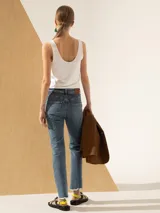 Jeans celeste de corte recto y tiro medio, con terminación desflecada.