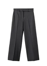 Pantalón de vestir negro de corte recto y tiro medio, con bolsillos laterales y trabillas para cinturón. Incluye un cinturón delgado a juego.
