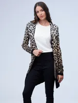 Cárdigan largo tejido con estampado animal print en tonos rosa, negro y marrón. Tiene bolsillos delanteros y está confeccionado en rayón.