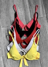 Corpiño de bikini armado con relleno desmontable y tirantes finos. Se ata en la espalda.