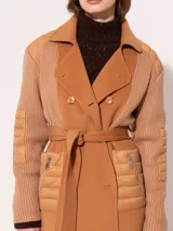 Tapado color camel con mangas y recortes tejidos al tono, con acceso delantero a través de botones.