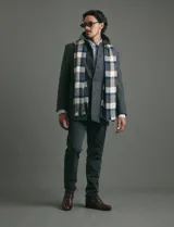 Sobretodo de corte sport con cuello camisero, manga larga, abotonadura frontal, dos bolsillos parche laterales y un bolsillo en el pecho.