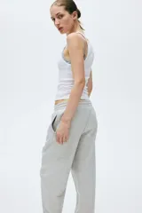 Pantalón deportivo de tiro alto en felpa suave, color gris melange, con cordón ajustable en la cintura y elásticos revestidos en la cintura y los tobillos.