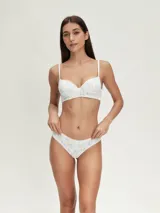 Conjunto de ropa interior negro, compuesto por un corpiño con aro y breteles regulables, y una bombacha tipo bikini con detalle de puntilla.