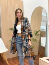 Bufanda larga con estampado de cuadros y flores en tonos marrón, azul y beige, con flecos en los extremos.