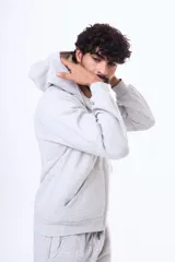 Buzo tipo canguro azul marino con cierre frontal completo, capucha con cordones ajustables y bolsillos tipo canguro.