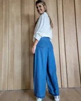 Pantalón de jean azul de corte palazzo.