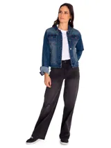 Chaqueta de denim azul con cierre frontal de botones metálicos, bolsillos superiores con solapa y bolsillos laterales. Presenta costuras reforzadas y puños con botones.