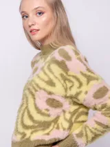 Sweater de punto color naranja y rosa con diseño de jacquard, textura peludita, manga larga y cuello alto.