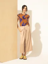 Pantalón de lyocell color beige, de corte ancho con tabla central en el delantero, bolsillos laterales y traseros.