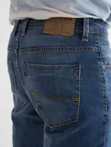 Pantalón de jean azul de corte recto.