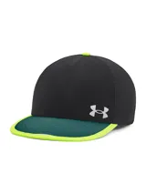 Gorra deportiva Under Armour con estructura ligera y transpirable. Presenta un diseño en color negro con visera en tono verde oscuro y borde en amarillo neón. Incluye el logo de la marca en color plateado y cierre ajustable en la parte posterior.