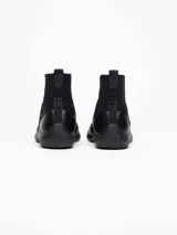 Bota negra tipo pezuña marca Tabi, con capellada de tejido Tencel y suela de caña de azúcar.