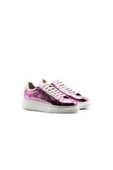 Zapatillas deportivas azules de piel metalizada con cordones negros, suela de goma blanca y detalle de rayo bordado en el lateral.