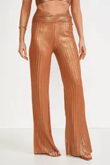 Pantalón palazzo color cobre metalizado con cintura alta cruzada y textura acanalada.