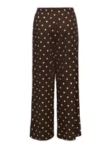 Pantalón suelto color marrón con estampado de lunares blancos, tiro medio y cintura elástica con cordón de ajuste.