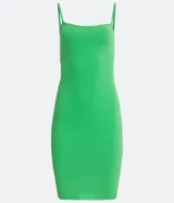 Vestido corto color rosado, de escote recto, con breteles finos y confeccionado en algodón con elastano.