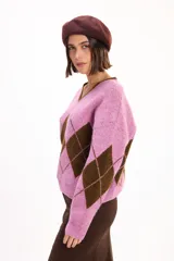 Sweater de punto con escote en V y calce relajado, con diseño de rombos en color bordó y celeste.