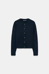 Chaqueta de punto de tacto suave en color azul marino, con cuello redondo, manga larga y cierre frontal con botones dorados.