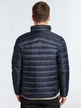 Campera puffer de hombre color azul marino, con diseño de costuras diagonales, cuello alto y cierre frontal completo.