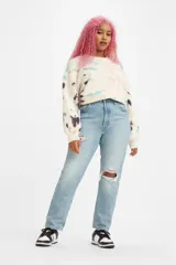 Pantalón de jean celeste con roturas en ambas rodillas, corte skinny, tiro medio y confeccionado en 100% algodón.