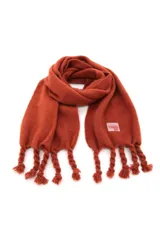 Bufanda azul marino con detalle de etiqueta con logo y flecos trenzados.