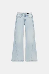 Jeans de tiro bajo con corte flare y diseño de cinco bolsillos. Presentan un acabado con efecto lavado y cierre frontal con cremallera y botón.