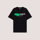 Camiseta negra de manga corta, corte regular, con estampado frontal que simula un spray verde brillante sobre el texto "Angels" en tipografía gótica blanca y el texto "LOS ANGELES" debajo.
