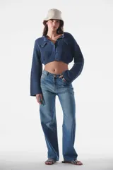 Pantalón de jean tiro medio con corte recto y ajuste regular. Confeccionado en tejido de algodón liviano con proceso de lavado stone wash, detalles de bigotes y acabado matizado vintage.