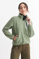 Campera verde musgo de corderito con cierre frontal, cuello alto y bolsillos laterales.