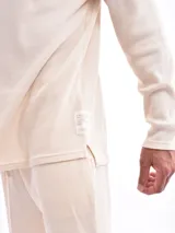 Buzo gris oscuro de tejido waffle con cuello redondo y mangas largas.