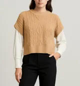 Chaleco de punto gris con diseño de trenzas y cuello redondo.