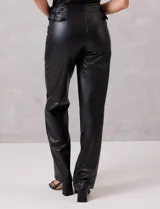 Pantalón de cuero sintético negro, de corte recto y tiro alto. Presenta cintura con hebillas laterales regulables y cierre frontal.