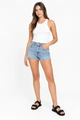 Sandalias negras de tiras ajustables con cierre de velcro, suela plana y diseño cómodo para uso diario.
