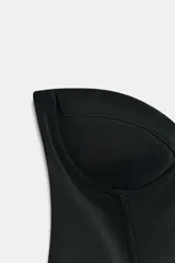 Corsé color bordó con aros y varillas, confeccionado en tejido elástico. Presenta escote corazón y diseño sin hombros.