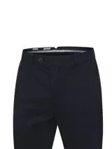 Pantalón chino de algodón azul marino de corte slim, con bolsillos laterales y traseros, confeccionado con tecnología elástica para mayor movilidad.