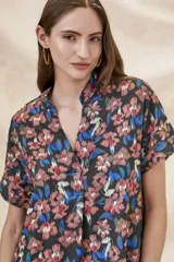 Túnica corta de lino y viscosa con estampado floral en tonos azules, rojos y negros.
