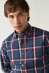 Camisa blanca a cuadros azules y grises, de manga larga y corte slim fit.